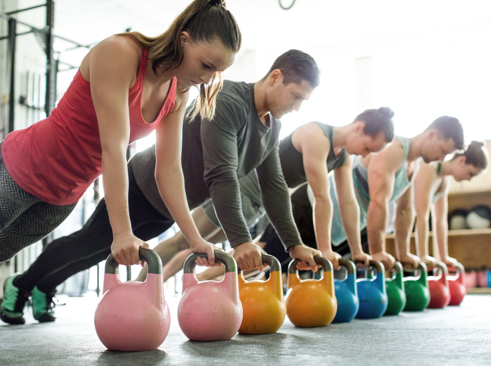 Занятия в тренажерном зале: методы силовых тренировок и программа для начинающих | Marie Claire