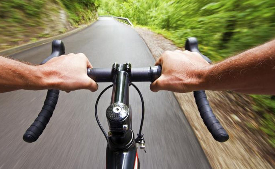 Интенсивный спорт
Понятие интервальных нагрузок действительно и для велосипедных заездов. Попробуйте чередовать неспешную езду с максимальными ускорениями: это настроит ваш организм на более активное сжигание жира.
